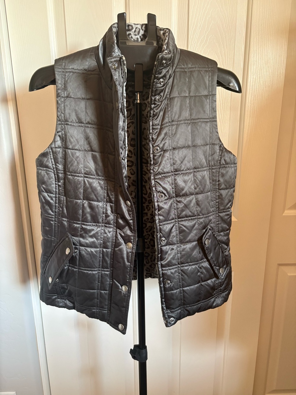 Jones New York reversible Quilted Sleeveless Puffer Vest - Black and Animal Prin